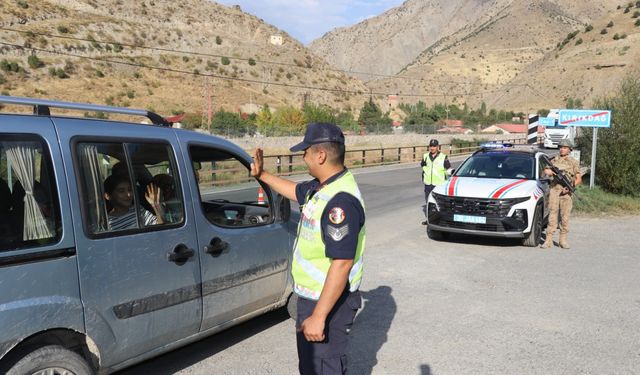 Hakkari'de jandarma ekipleri trafik denetimi yaptı