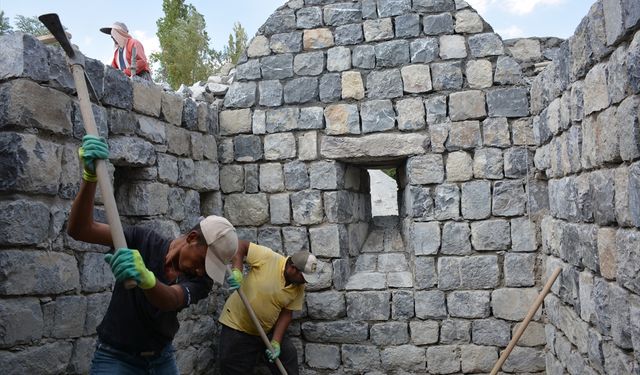 Hakkari'deki tarihi medresede restorasyon çalışmaları sürüyor