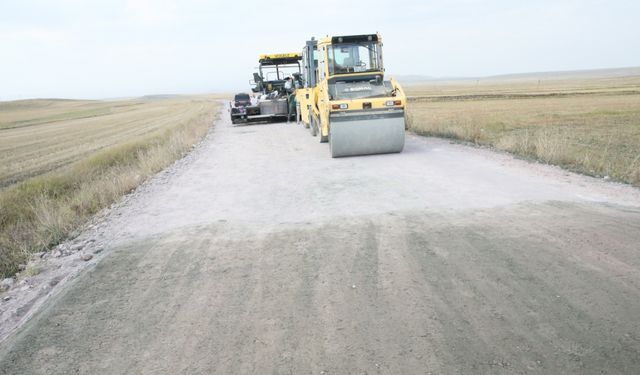 Kars'ın köy yolları sıkıştırılmış betonla yenileniyor