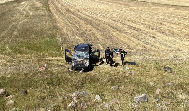 Kars'ta devrilen hafif ticari araçtaki 2 kişi yaralandı