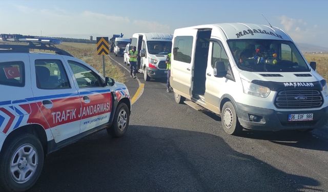 Kars'ta jandarma ve polis ekipleri okulların çevresinde denetim yaptı