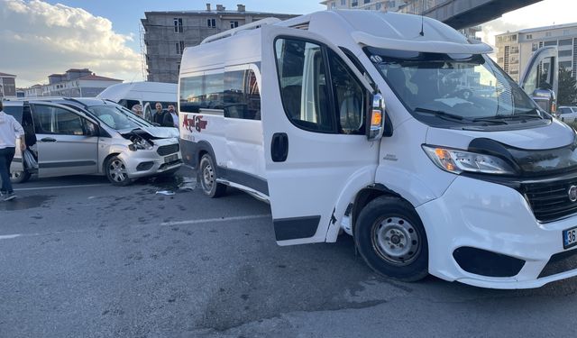 Kars'ta öğrenci servisi ile otomobilin çarpıştığı kazada 6 kişi yaralandı