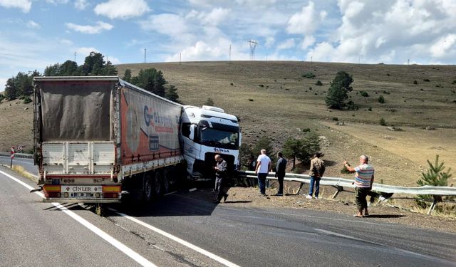 Kars'ta tırın bariyerlere çarpması sonucu sürücü yaralandı