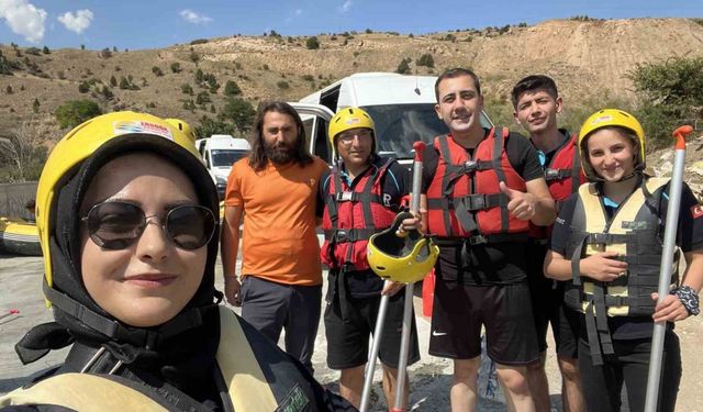 Kavurucu sıcaklarda rafting yaparak serinlediler