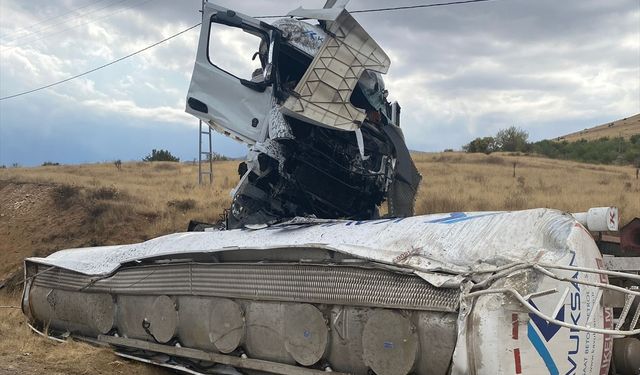 Malatya'da devrilen akaryakıt tankerinin sürücüsü yaralandı