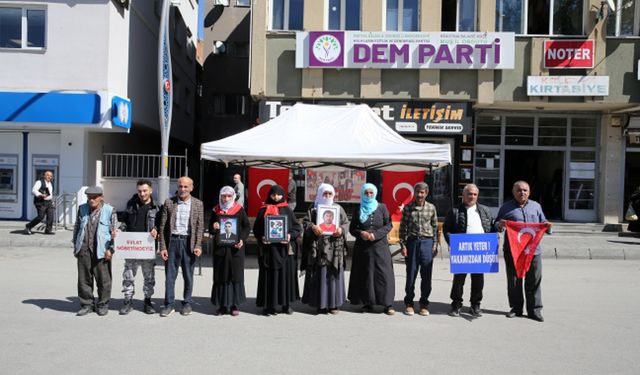 Muşlu aileler DEM Parti önünde "evlat nöbeti"ni sürdürdü