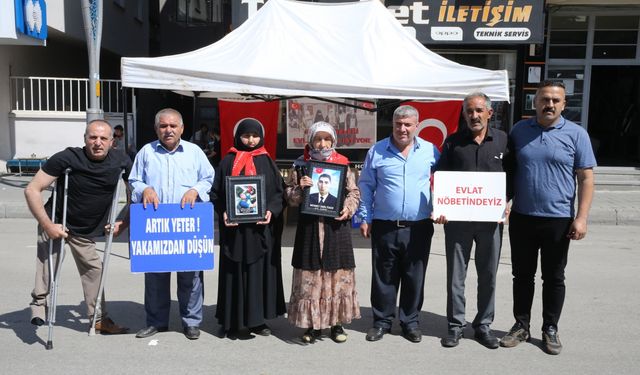 Muşlu aileler, DEM Parti önündeki "evlat nöbeti"ni sürdürüyor