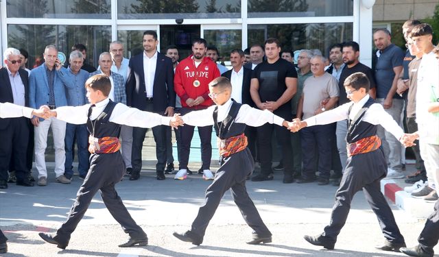 Paralimpik Oyunları şampiyonu judocu İbrahim Bölükbaşı, memleketi Erzurum'da çiçeklerle karşılandı