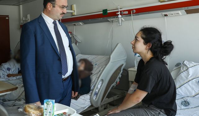 Rektör Hacımüftüoğlu, Erzurum'daki kazada anne ve babasını kaybeden öğreniciyi ziyaret etti