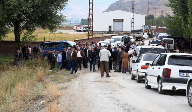 Şehit Piyade Sözleşmeli Er Abakay'ın Muş'taki evine Türk bayrağı asıldı