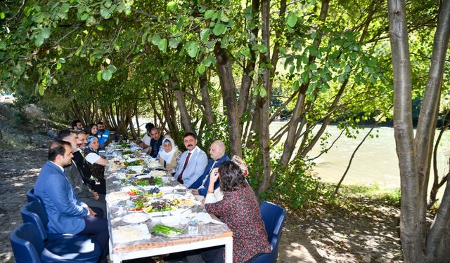 Tunceli Valisi Tekbıyıkoğlu, yaşlılarla kahvaltı etkinliğinde bir araya geldi