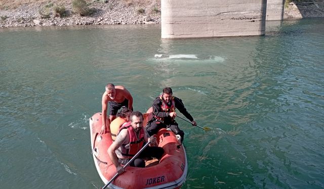 Tunceli'de akarsuya düşen otomobildeki 4 kişi kurtarıldı