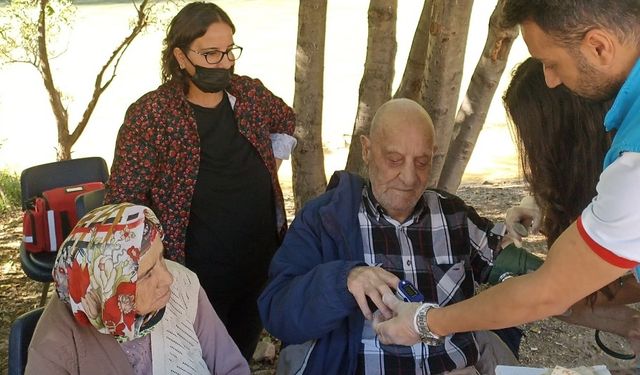 Tunceli'de valilik yaşlıları doktor kontrolünde evlerinden alıp doğayla buluşturuyor