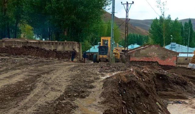 Van'da şiddetli sağanak, sel ve taşkınlara yol açtı