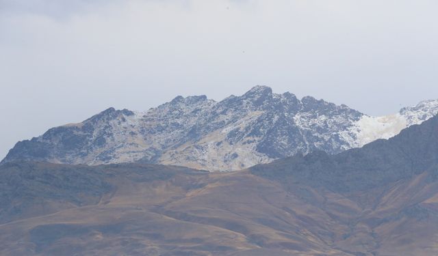 Van'daki Erek Dağı'na kar yağdı