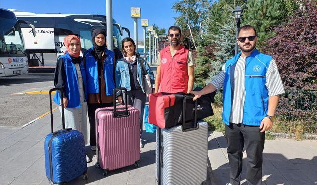 Ağrı'ya gelen üniversite öğrencileri çikolata ve çiçeklerle karşılandı