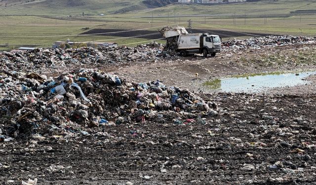 Ardahan'da çöp toplama merkezindeki çalışmalara İl Özel İdaresi ekipleri destek veriyor