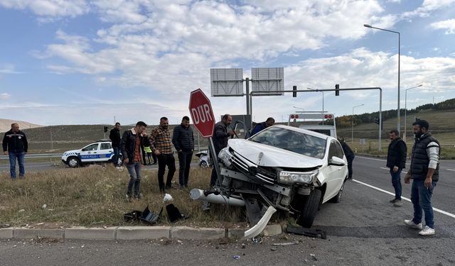 Ardahan'da iki otomobil çarpıştı, 4 kişi yaralandı