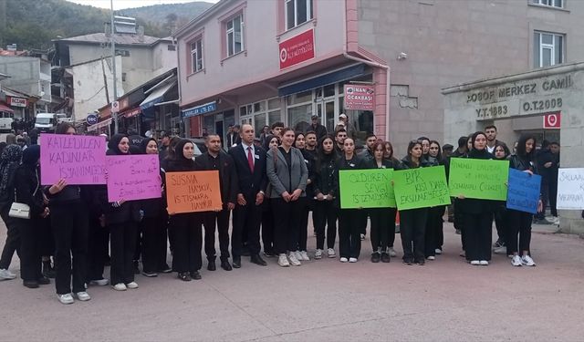 Ardahan'da üniversite öğrencileri kadına şiddeti protesto etti