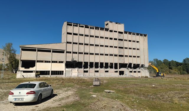 Bitlis'te atıl durumdaki 6 katlı binanın yıkımı yapıldı