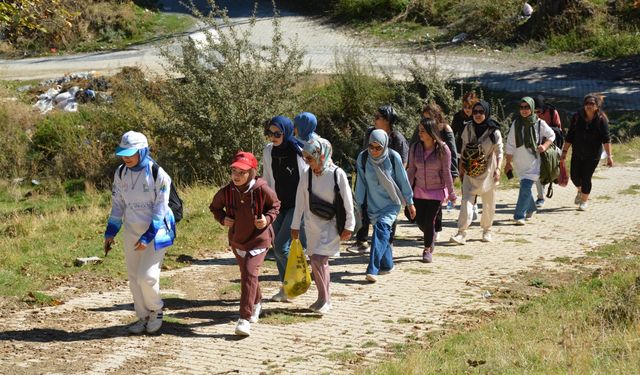 Bitlis'te kadınlar sağlıklı yaşama dikkati çekmek için yürüyüş yaptı