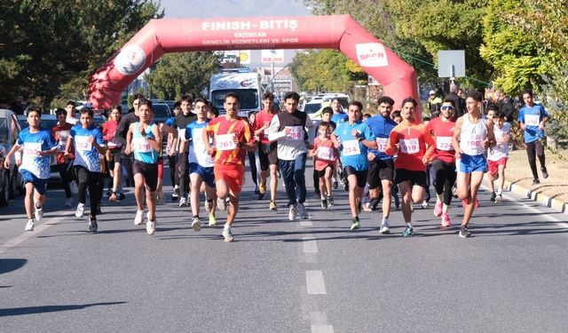 "Cumhuriyet'in 101. yılına özel koşu: Sporcular coşkuyla yarıştı"