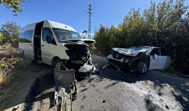 Elazığ'da minibüsle otomobilin çarpıştığı kazada 4 kişi yaralandı