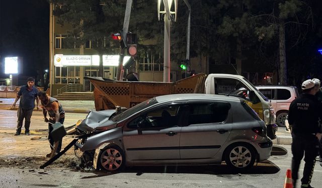 Elazığ'da trafik kazasında 3 kişi yaralandı