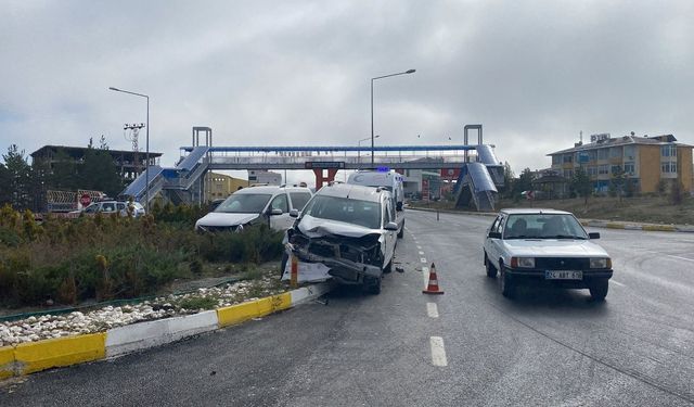 Erzincan’da trafik kazası: 3 yaralı