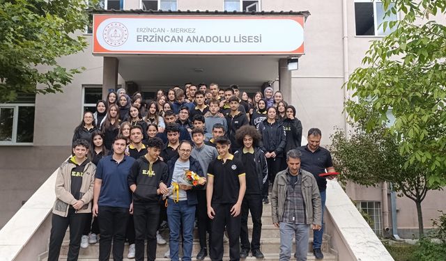 Erzincan Anadolu Lisesi öğrencilerinden emekli olan öğretmenlerine duygusal veda