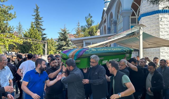 Erzincan'da 5 kişinin öldüğü trafik kazasında ailenin son üyesi de toprağa verildi