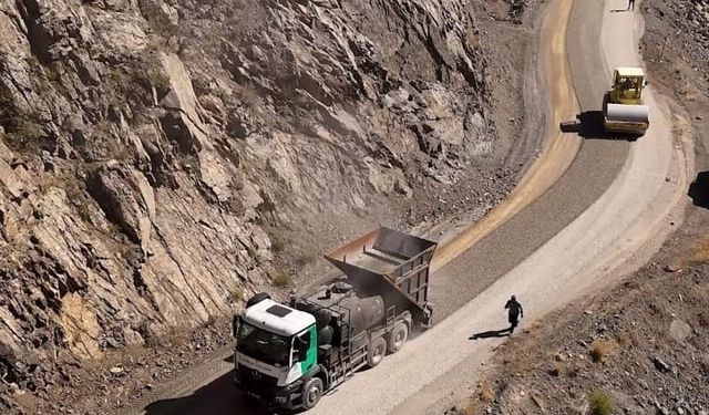 Erzincan’da kış öncesi köy yolları sıkıntısız ulaşıma hazır hale getirildi