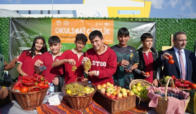 Erzincan'da Öğrenciler Yetiştirdikleri Ürünleri Satıyor!