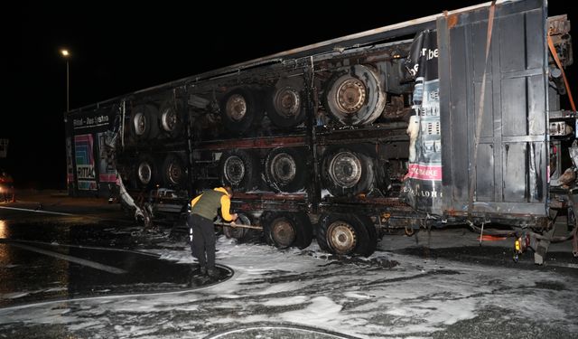 Erzincan'da seyir halindeki dorse yüklü tır kullanılamaz hale geldi