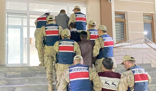 Erzurum'da 4 düzensiz göçmen yakalandı, 2 göçmen kaçakçısı tutuklandı