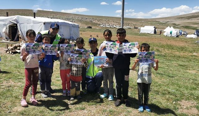 Erzurum'da jandarma ekipleri, göçer ailelerin çocuklarına trafik eğitimi verdi