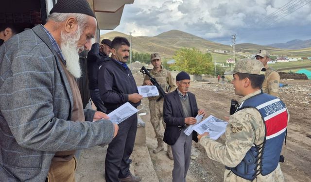 Erzurum'da jandarma kırsal mahallelerde vatandaşları dolandırıcılara karşı uyarıyor