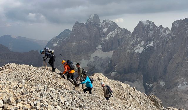 Hakkari'de dağcılar, Köşe Direği Dağı'nda zirve yaptı