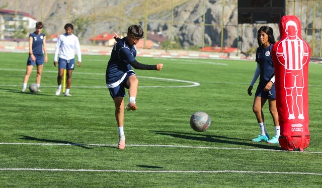 Hakkarigücü Kadın Futbol Takımı'nın en genç oyuncusu "Zeyno", yeteneğiyle umut vadediyor