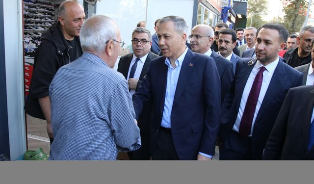 İçişleri Bakanı Yerlikaya, Malatya'da depremden etkilenen esnaf ve vatandaşları ziyaret etti