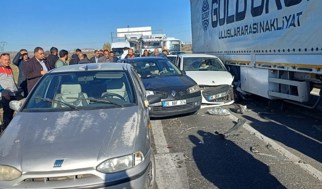 Kars'ta 6 aracın karıştığı zincirleme trafik kazasında biri ağır 2 kişi yaralandı