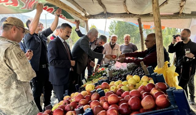 Muş Valisi Çakır, kara yolu kenarında sebze ve meyve satanları ziyaret etti