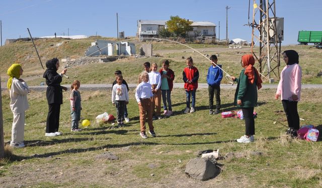 Muş'ta üniversite öğrencileri köy okulunu boyadı, öğrencilerle oyunlar oynadı