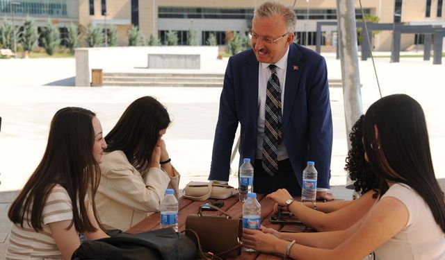 Rektör Levent, yeni öğretim döneminde öğrencilerle buluştu