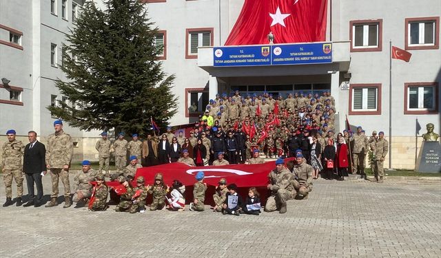 Tatvan'da minik öğrenciler Cumhuriyet Bayramı coşkusunu yaşadı