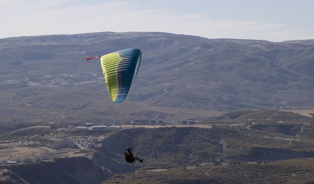 Tunceli'de paraşütçüler gökyüzünde Türk bayrağı açarak Cumhuriyet Bayramı'nı kutladı