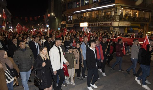 Tunceli'de Türk bayrakları ve meşalelerle "Cumhuriyet Yürüyüşü" yapıldı