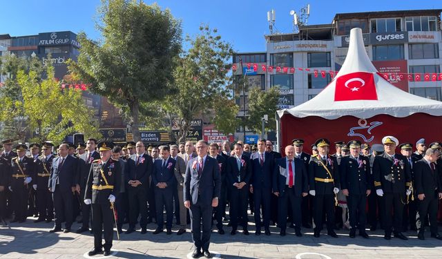 Van, Bitlis, Muş ve Hakkari'de Cumhuriyet'in 101. yıl dönümü kutlanıyor