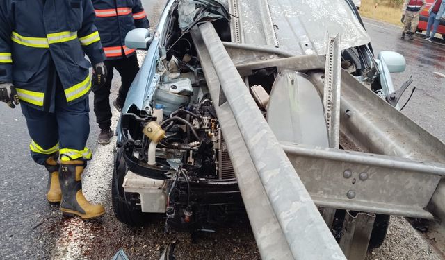 Van'da bariyere saplanan otomobilin sürücüsü yaralandı