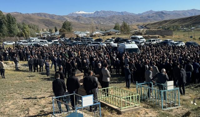 Van'da trafik kazasında ölen baba ve oğlunun cenazesi toprağa verildi